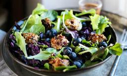 Keçi Peynirli ve Yaban Mersinli Yeşillik Salatası 
